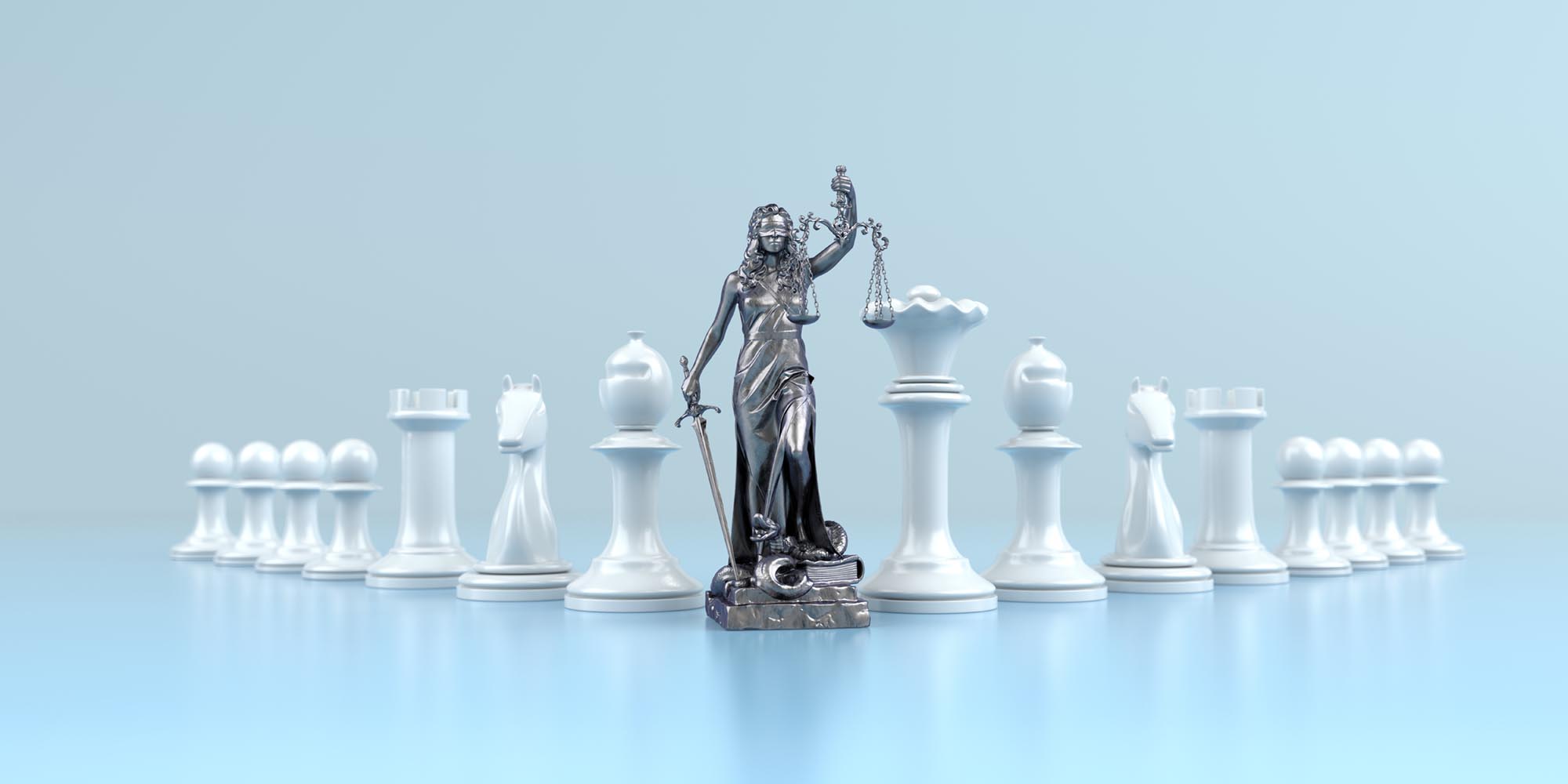 Schachfiguren mit einer Justitia in der Mitte