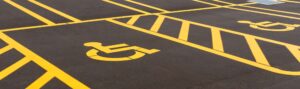 Parkplatz mit Rollstuhlfahrer-Symbol