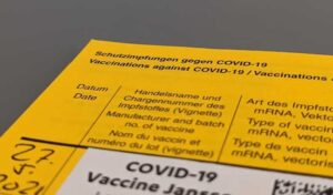 Foto eines Impfpasses mit einem COCID-19-Stempel