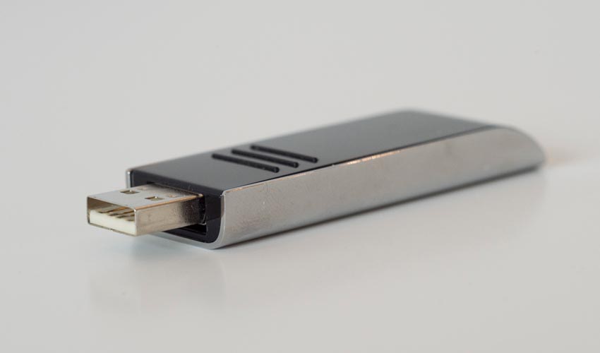 USB Stick liegt auf einem Tisch